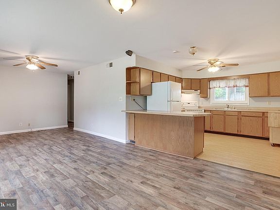 3rd image of 464 Lake Dr