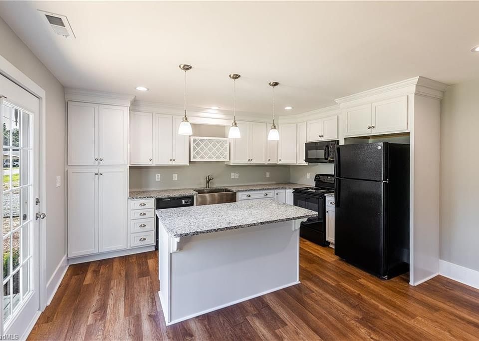1st image of 601 Cummings St