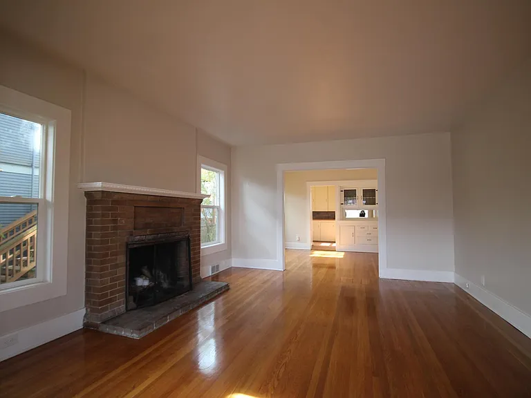6207 Phinney Ave N — Photo 1
