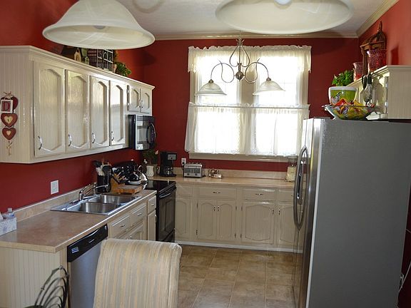 5th image of 315 Leslie Ave
