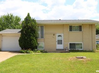 129 Lynnhaven Dr, Washington, IL 61571