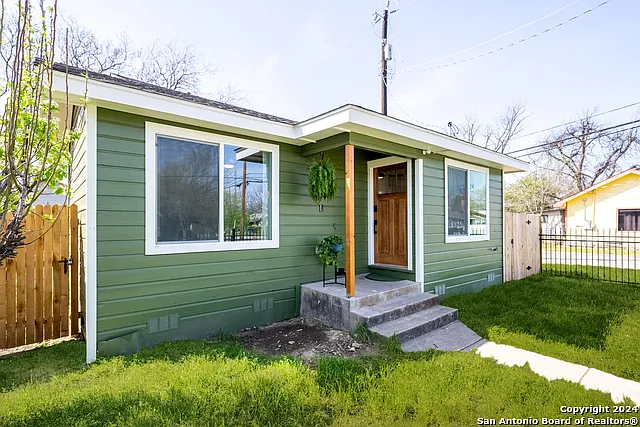 1102 Burleson St — Photo 36