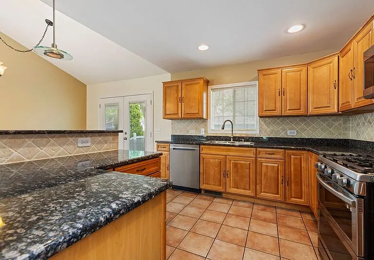 1003 S Finley Rd — Photo 8