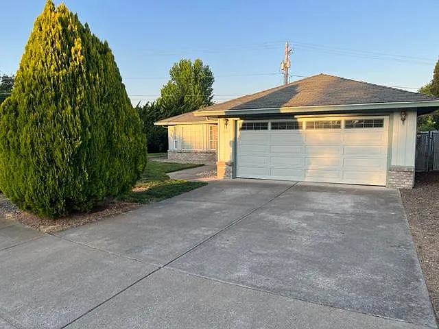 901 Rebecca Dr — Photo 1