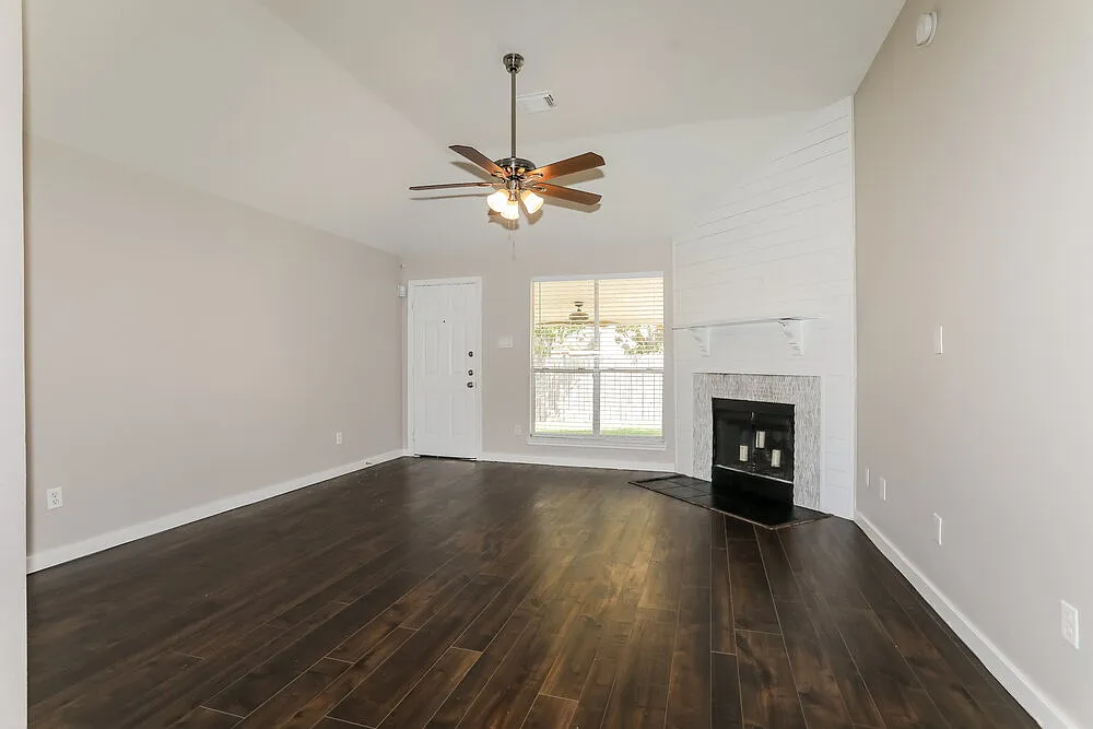 3 bed, 2.0 bath, 1706 sqft, $1,925 — Photo 3