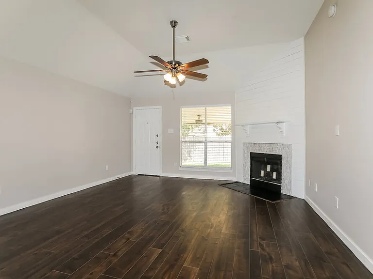311 Lake View Dr — Photo 3