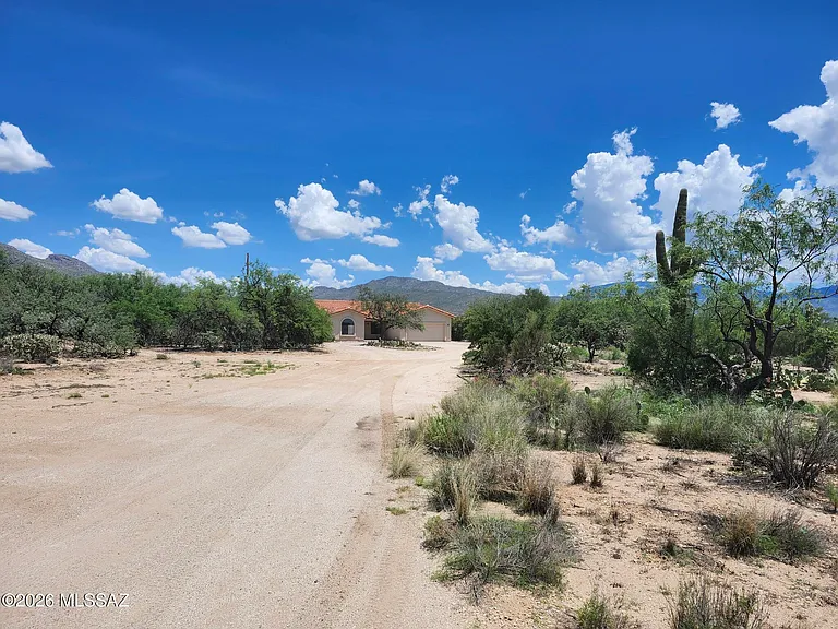 11065 E Snyder Rd — Photo 1