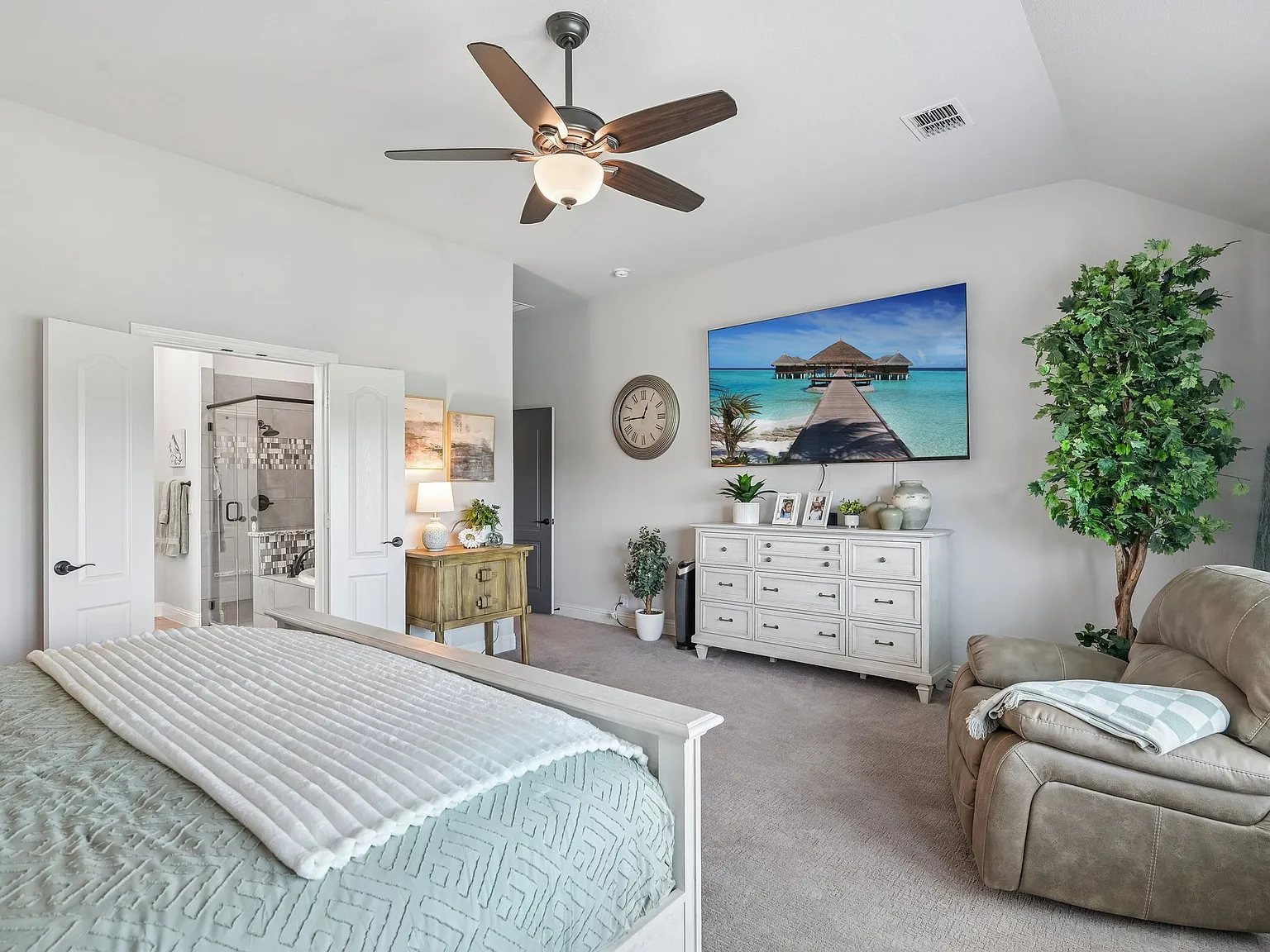 4 bed, 3780 sqft, $4,200 — Photo 4