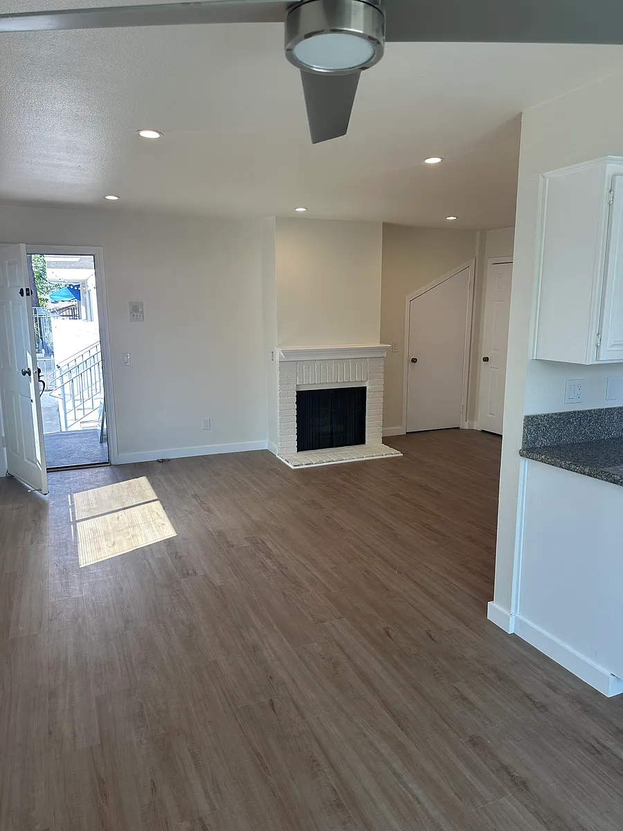 Building Photo - 14116 Tiara St #5