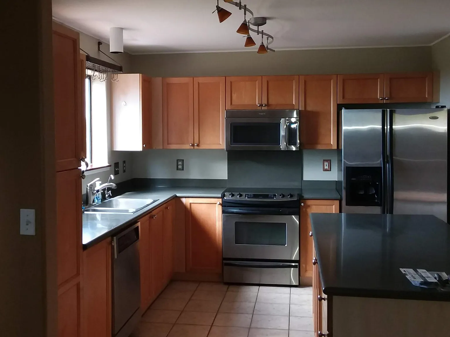 4 bed, 2.5 bath, 2240 sqft, $4,400 — Photo 3