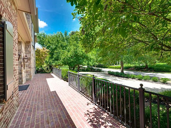 3rd image of 1450 Willowbrooke Cir