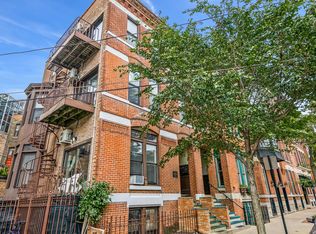 213 W Wisconsin St #1, Chicago, IL 60614