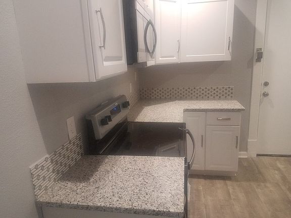 5th image of 3528 Troost Ave