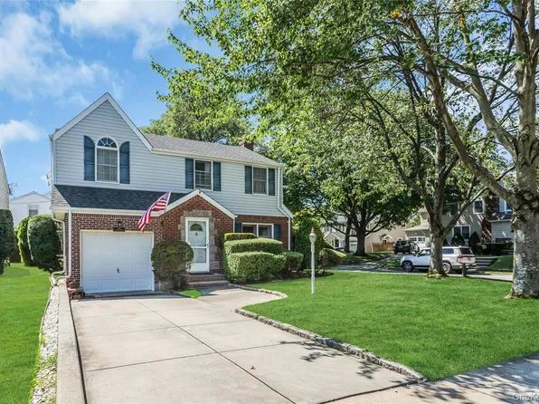 130 Cambridge Avenue, Stewart Manor, NY 11530