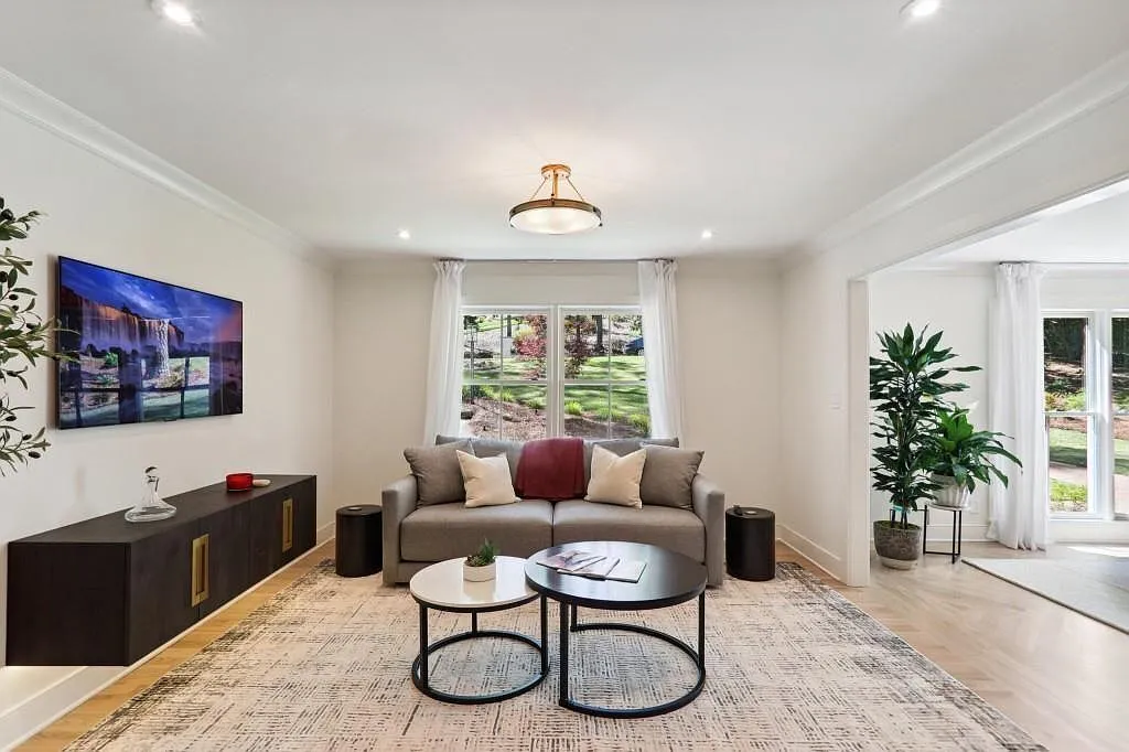 5 bed, 5.0 bath, 5000 sqft, $20,000 — Photo 4