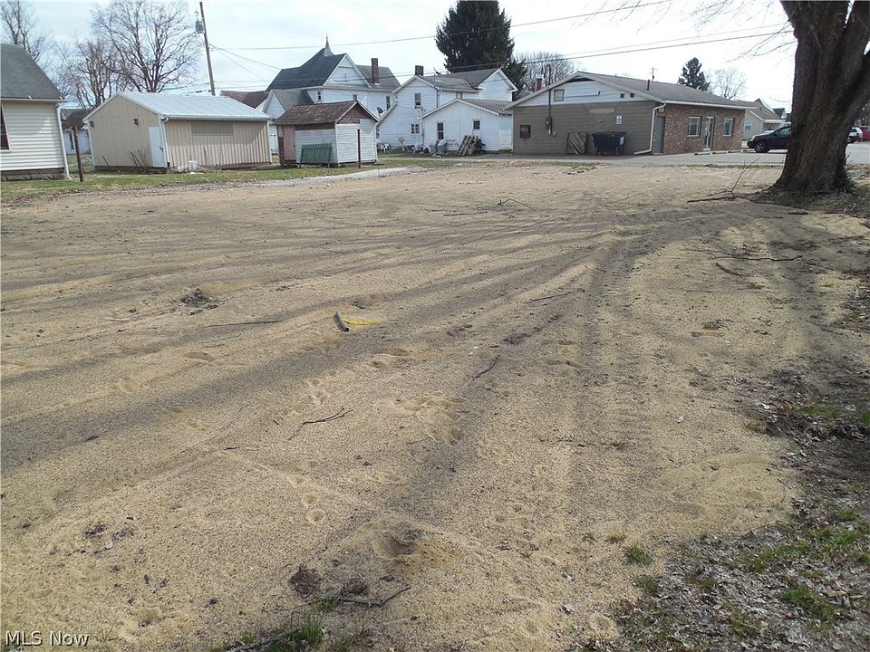 2nd image of 121 W Railroad St