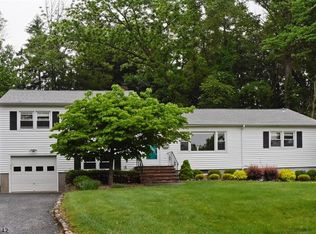 29 Grafton Dr, Morris Plains, NJ 07950