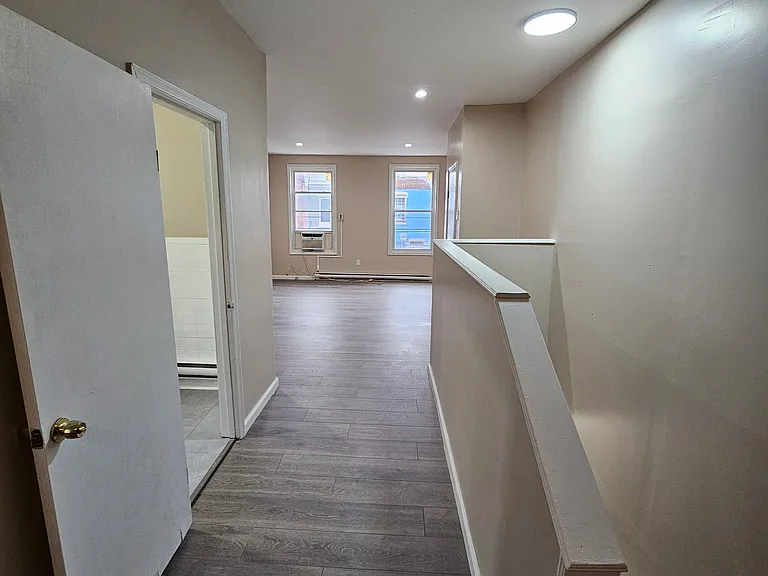 2938 W Susquehanna Ave — Photo 2