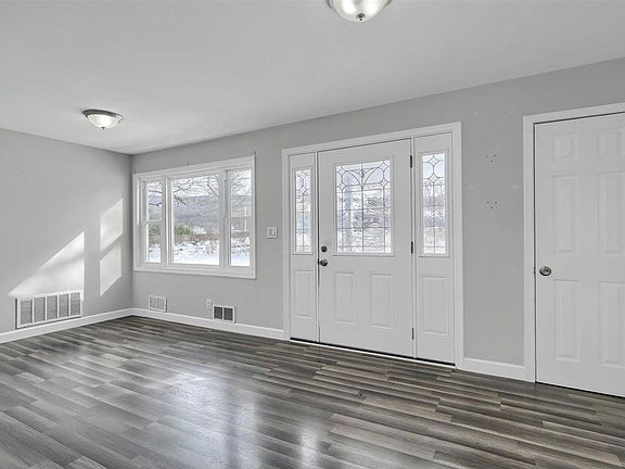 3rd image of 16 Orchard Lake Dr