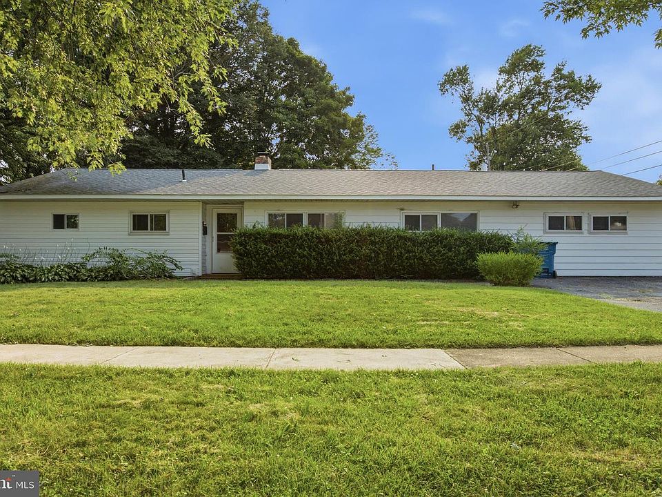 1st image of 4 Knickerbocker Dr