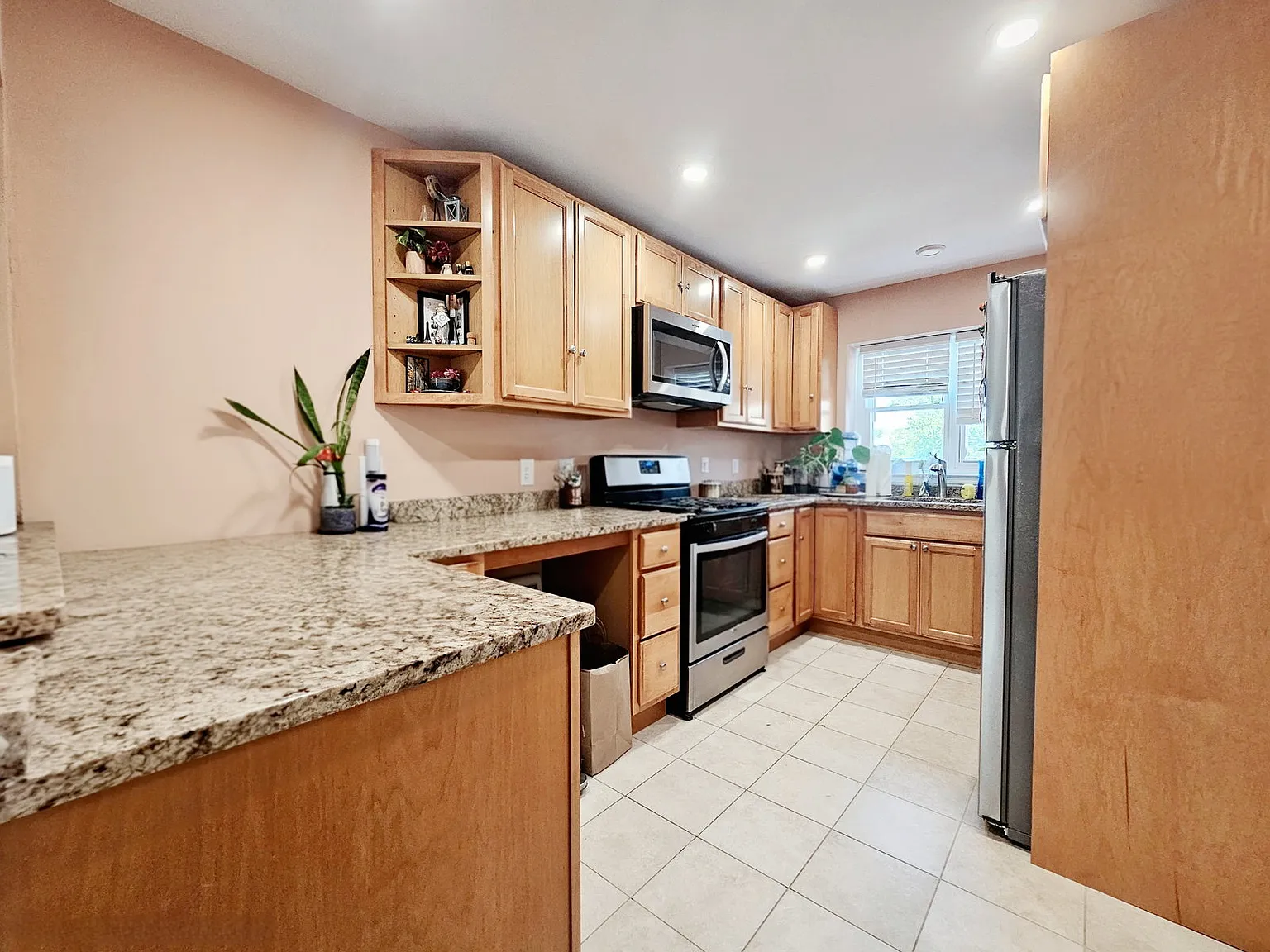1 bed, 1.0 bath, 700 sqft, $3,000 — Photo 2