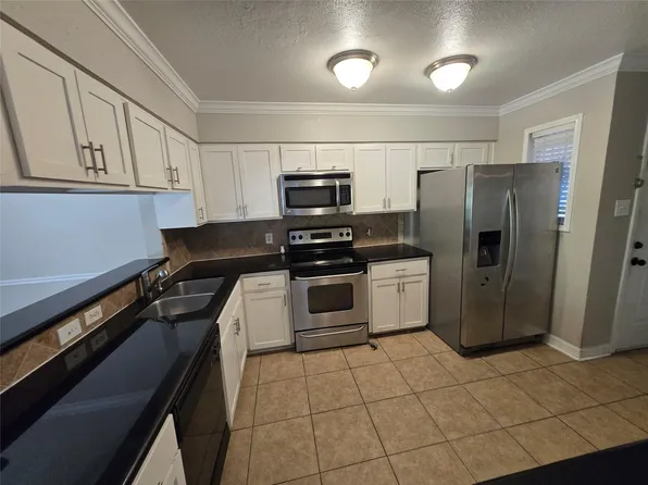 5661 Birchmont Dr APT E, Houston, TX 77091