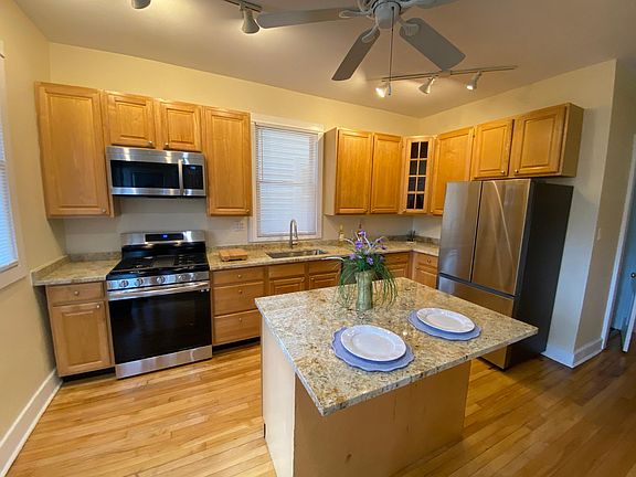 4th image of 2028 W Melrose St #1