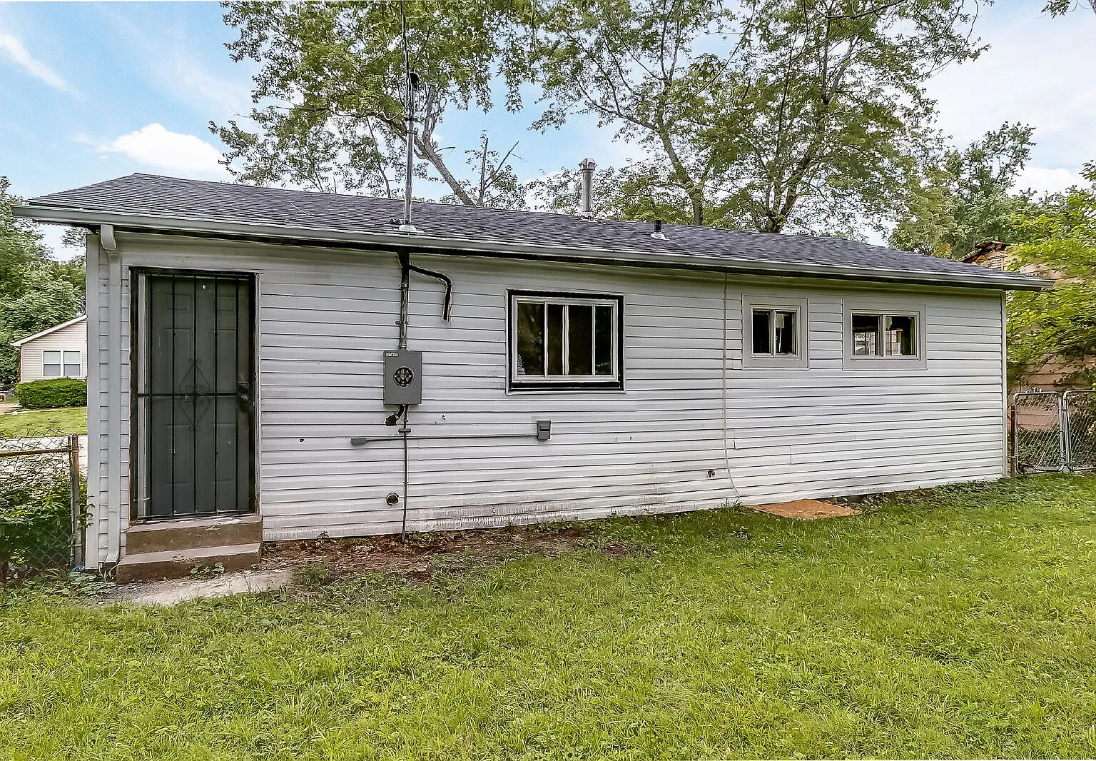 3 bed, 1.0 bath, 770 sqft, $1,250 — Photo 3
