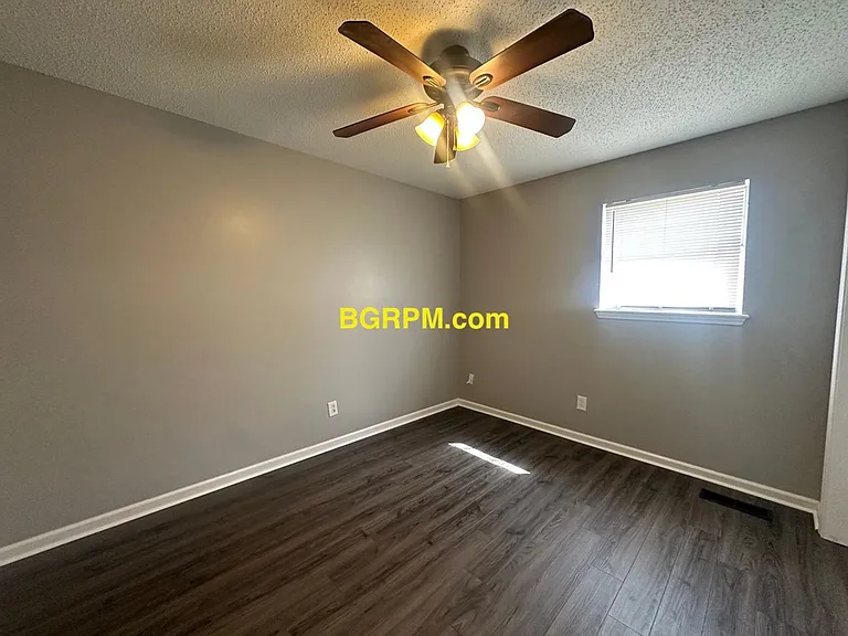 1099 W Elm St — Photo 26