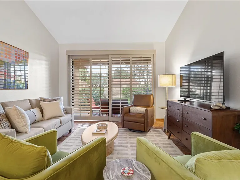 44 Malaga Dr — Photo 14