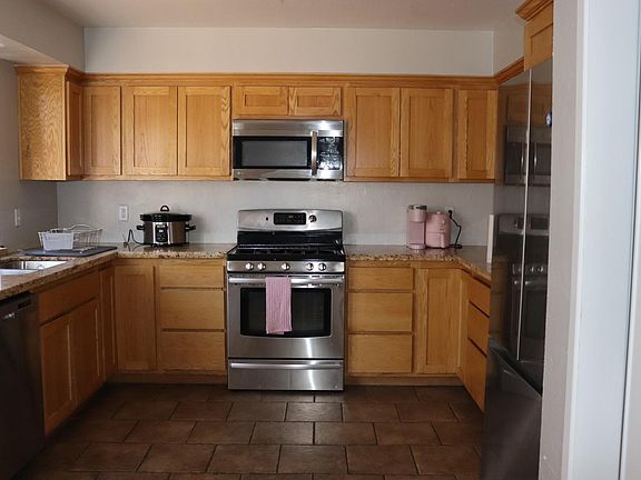 3rd image of 26 W Yorkshire Dr