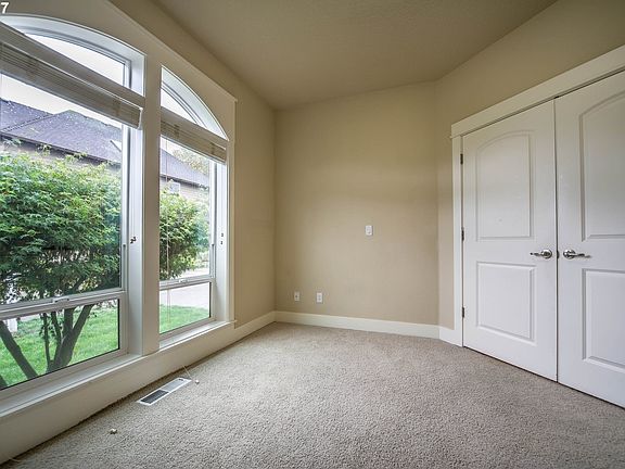 5th image of 604 NE 167th Ave