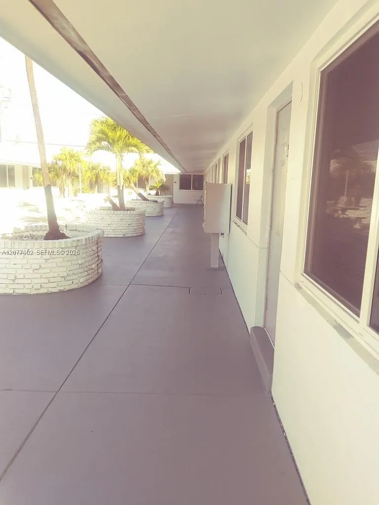 Hollywood Little Ranches — Photo 3