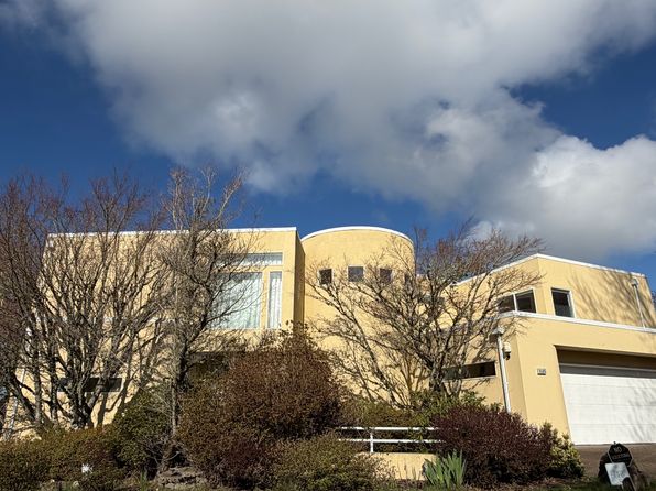 8509 NW Hazeltine St