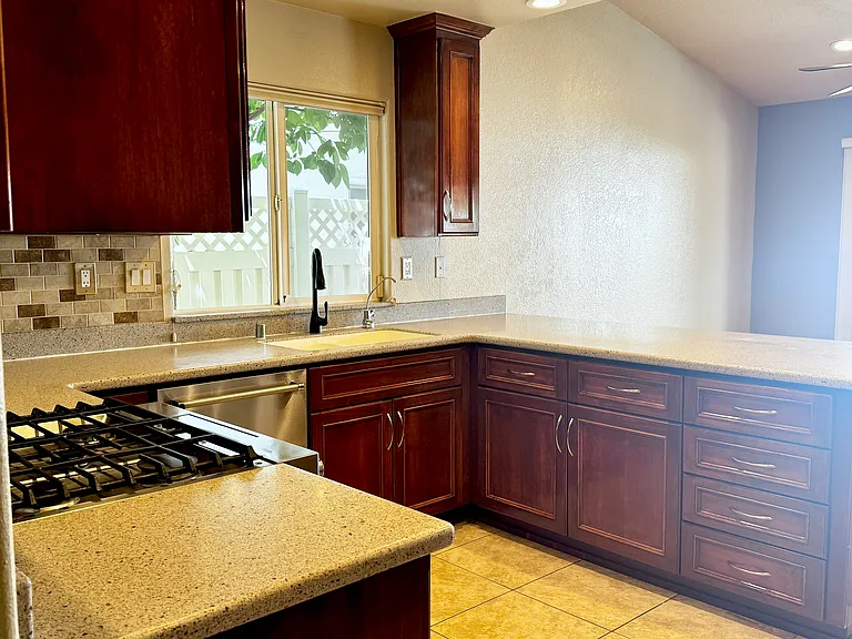 909 Saint Ann Dr — Photo 3