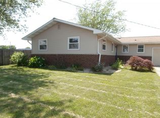 1322 Montgomery Dr, Charleston, IL