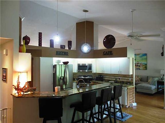 5th image of 953 SW Hunt Club Cir