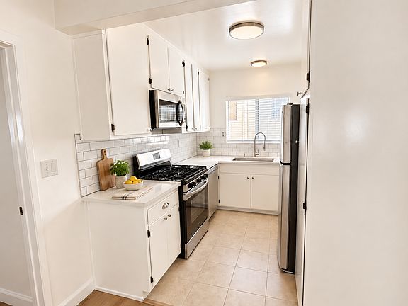 4th image of 917 6th St APT 6