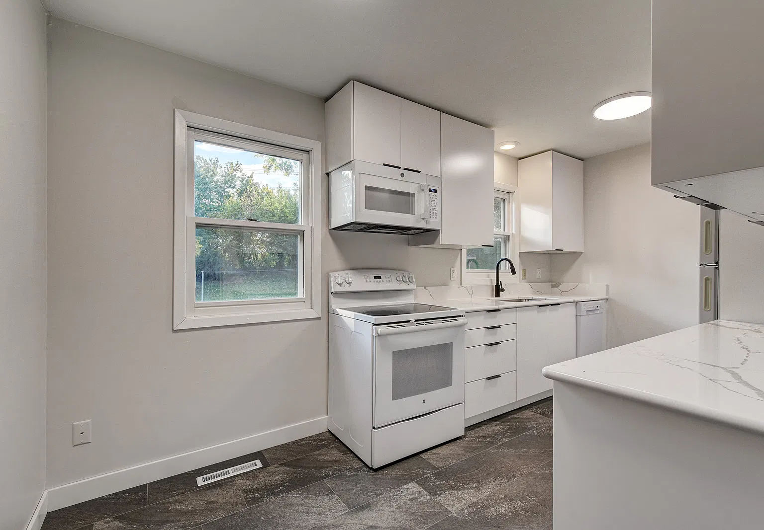 4 bed, 1800 sqft, $2,000 — Photo 2