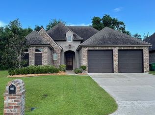 106 Meadowbrook Dr, Broussard, LA 70518