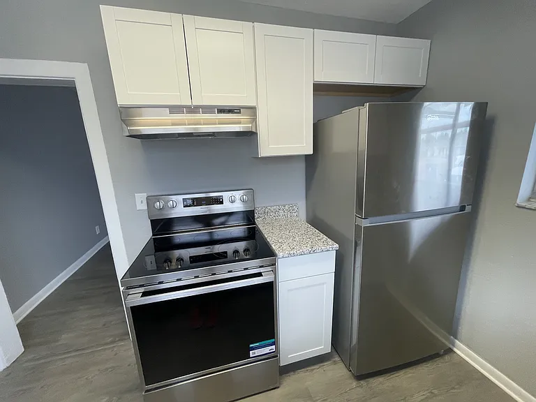 338 W Bay Ave — Photo 2