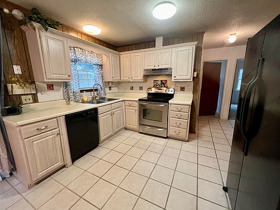 5th image of 47 Poulton Dr
