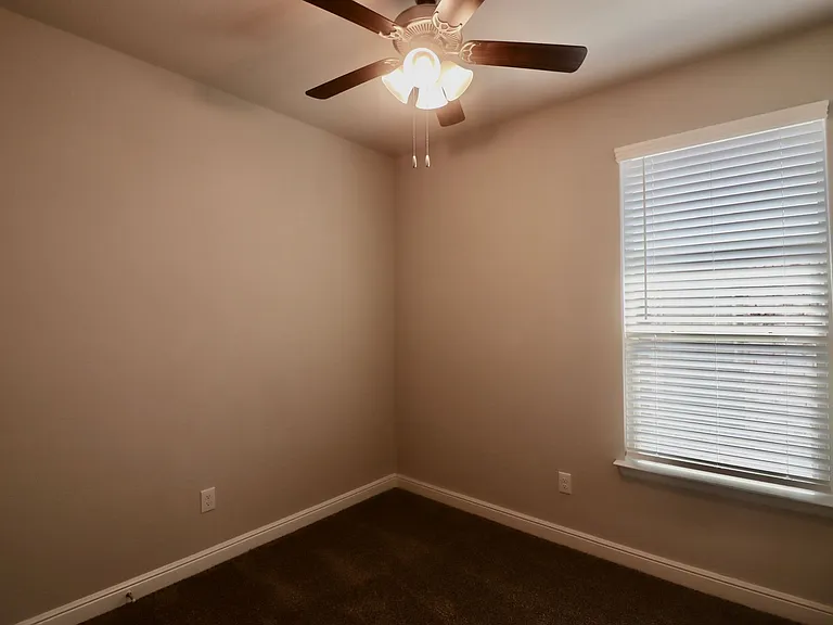 1120 Eastland Ln — Photo 15