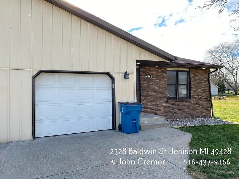 4 bed, 2300 sqft, $2,400 — Photo 2