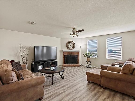 2nd image of 1404 Laurel Ln