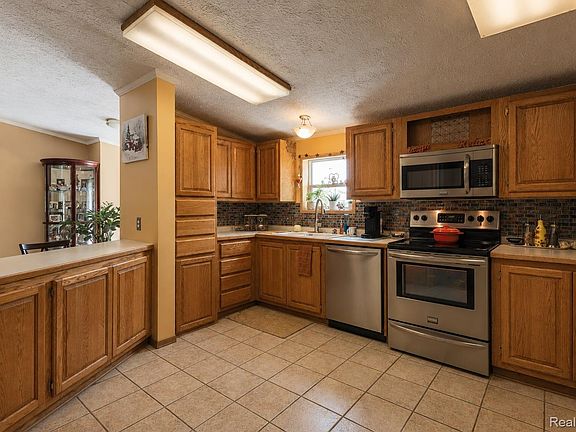 4th image of 285 Madison Ct
