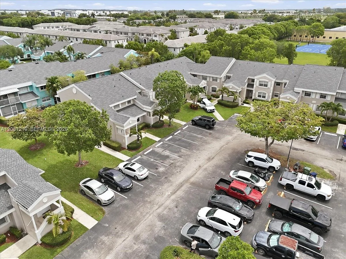 Keys Gate Condo No Six — Photo 3