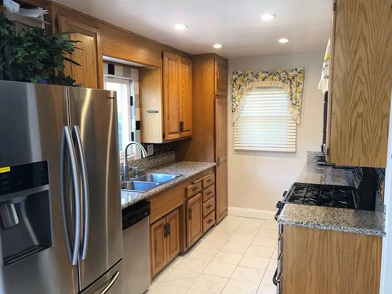 1021 W Acacia Ave — Photo 2