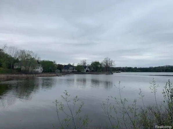 16126 Scenic View Dr, Linden, MI 48451