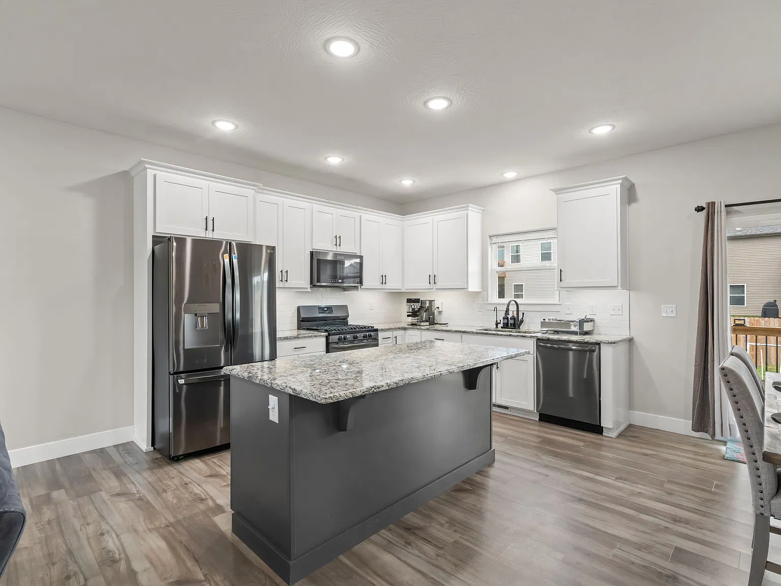 3 bed, 2020 sqft, $2,200 — Photo 4